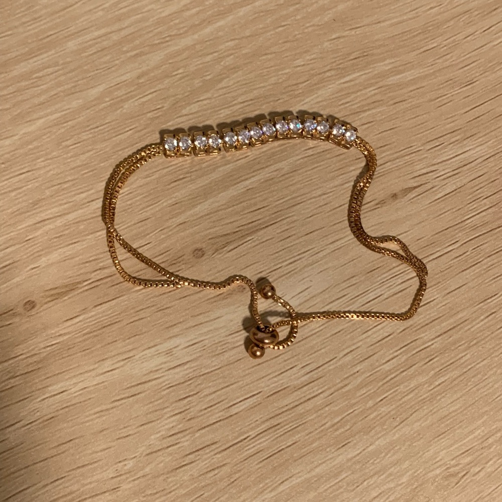 ADJUSTABLE GOLD TONE BRACELET WITH RHINESTONES